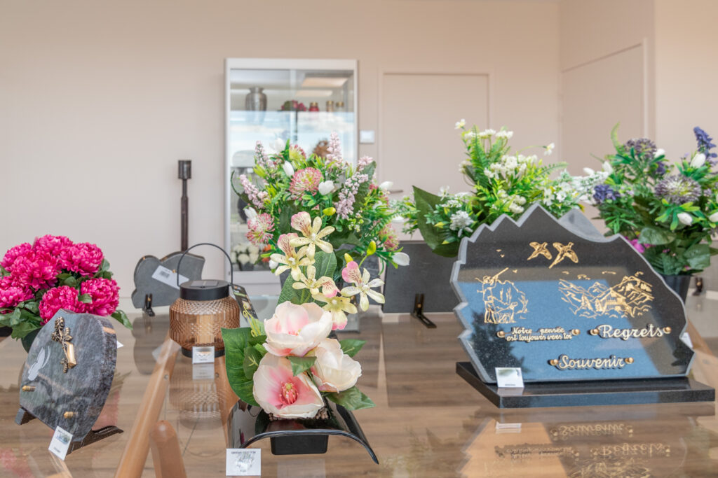 fleurs dans un vase dans un cimetiere